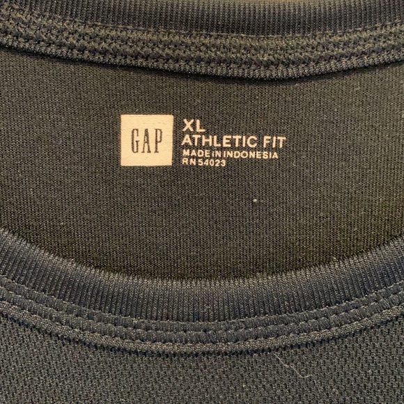 GAP Mens XL Black pullover shirt. Athletic Fit. Polyester.​​​​​​​​​​​​​​​​​​ - Picture 2 of 6
